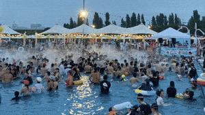 Loud parties stir complaints at Seoul's public outdoor pools