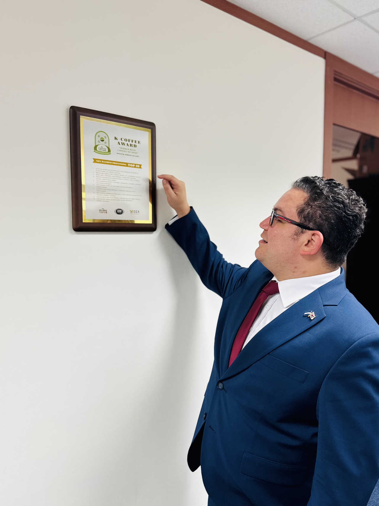 Federico Miguel Guerrero Avendano, El Salvador's newly appointed ambassador to Korea, shows The Korea Herald the K-Coffee Award won by El Salvador during an interview at the Embassy of El Salvador in Jung-gu, Seoul, on Wednesday. (Sanjay Kumar/The Korea Herald)