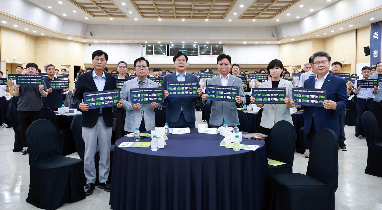 김영훈 고용노동부 장관(왼쪽 네번째)와 박찬대 인천시장(왼쪽 세번짹), 김현중 한국산업안전보건공단 이사장(오른쪽 첫번째)이 6일 인천시청에서 ‘안전제일 인천 도약을 위한 맨홀 질식사고 근절 선언식’을 열고 기념사진을 촬영하고 있다. [고용노동부 제공]