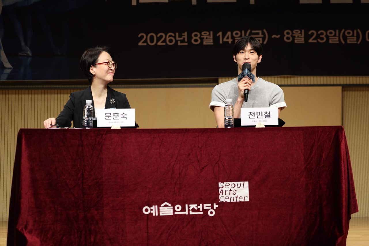 Jeon Min-chul (right) and Julia H. Moon, general director of Universal Ballet, attend a press conference at the Seoul Arts Center on Thursday. (Seoul Arts Center)
