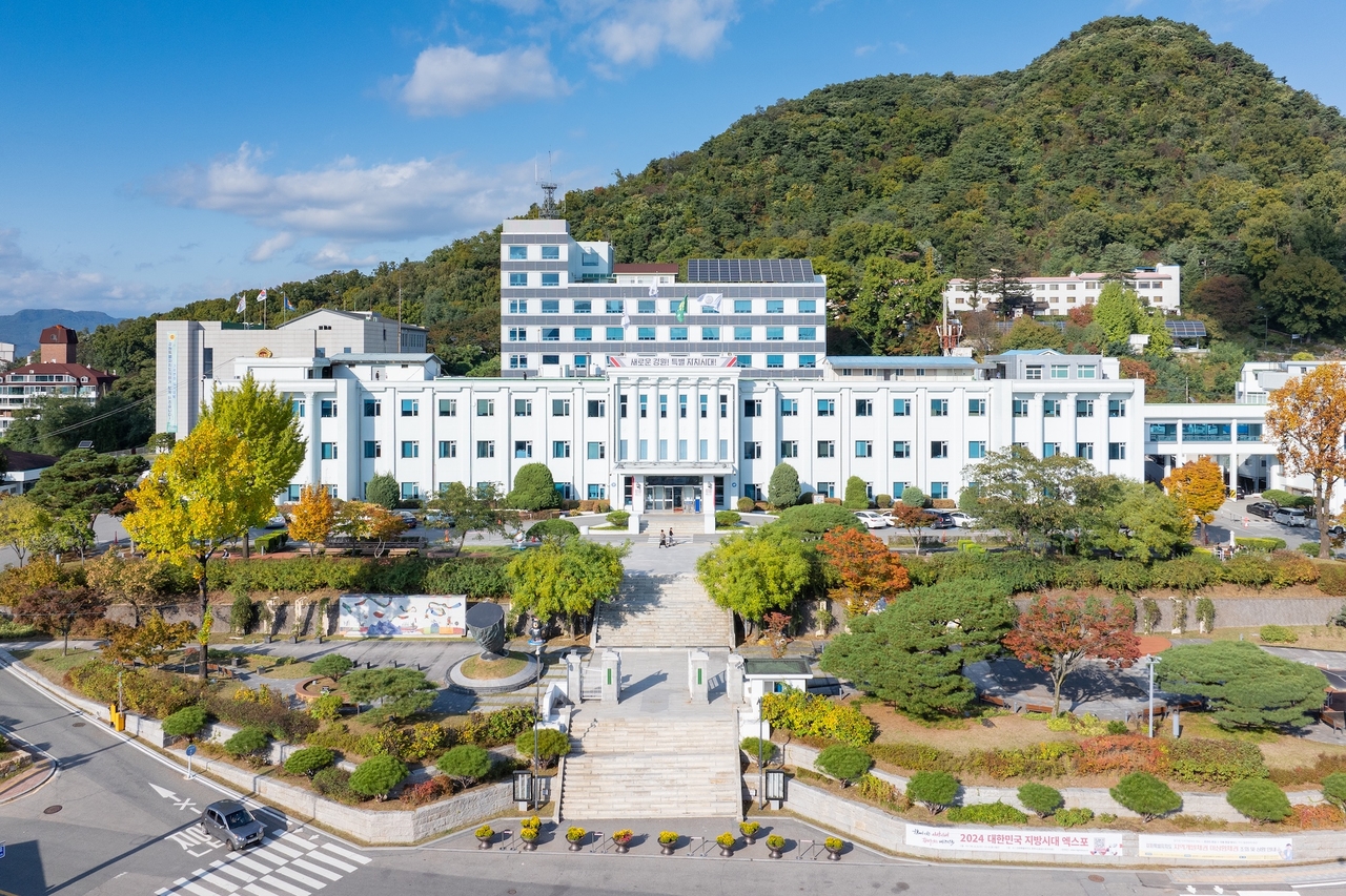 현재 강원특별자치도청 청사. 다른 광역단체에 비해 턱없이 작다.