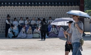 [헤럴드pic] 폭염에 그늘로 피신한 외국인 관광객들
