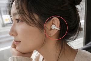 "귀걸이인 줄 알았다" 여성 귀에 달린 '이것' 난리...삼성 '초유의... - 뉴스 썸네일 이미지