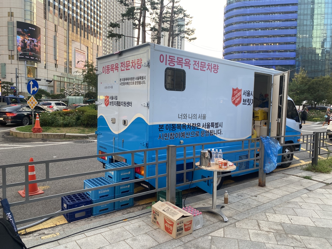 A shower truck is stationed near Exit No. 3 of Euljiro 1-ga Station in central Seoul on Wednesday. (Lim Jae-seong/The Korea Herald)