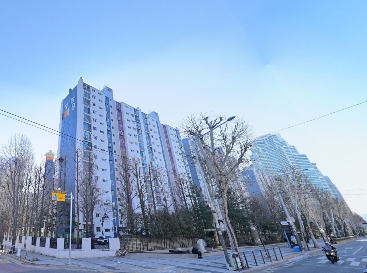 Gaepouseong 1st and 2nd apartment complexes in Daechi-dong, Gangnam-gu. [Naver Street View]
