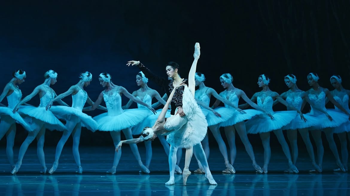 Mariinsky Ballet dancer Jeon Min-chul performs in "Swan Lake." (@minchuljeon, Instagram)