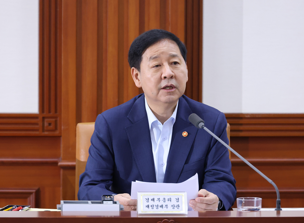 Finance Minister Koo Yun-cheol speaks during a meeting with economy-related ministers held at the government complex building in Seoul on Thursday. (Yonhap)