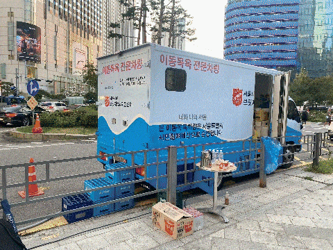 The interior of a shower truck for homeless people stationed near Exit No. 3 of Euljiro 1-ga Station in central Seoul is displayed on Wednesday evening. (Lim Jae-seong/The Korea Herald)