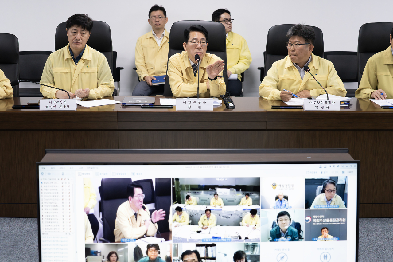 황종우(첫줄 가운데) 해양수산부 장관이 지난 5일 부산 본청에서 열린 고수온 비상대책본부 상황점검회의에서 지방정부·관계기관과 고수온 대응 방안을 논의하고 있다. [해양수산부 제공]