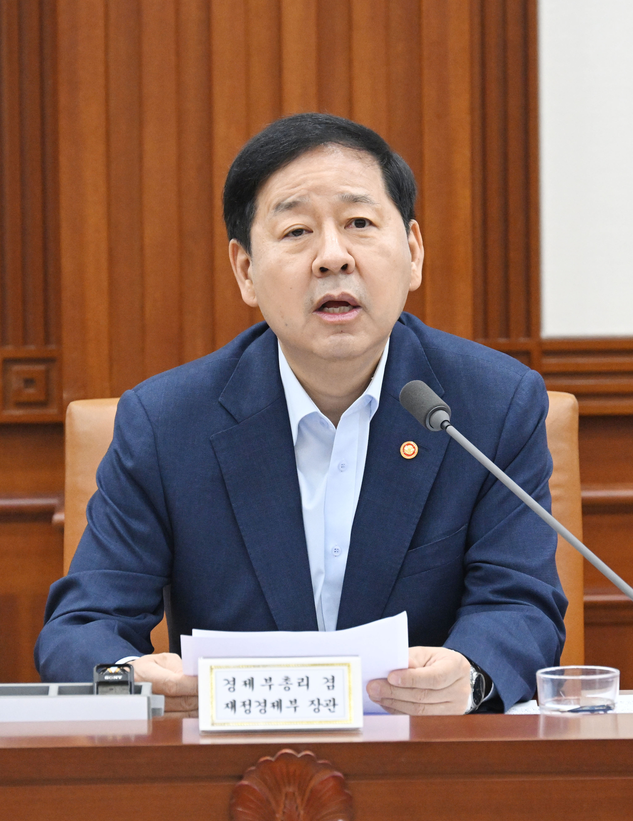 구윤철 부총리 겸 재정경제부 장관이 6일 서울 종로구 정부서울청사에서 열린 ‘비상경제본부 희의 겸 경제·구조혁신 관계장관회의’에서 모두발언을 하고 있다. [재정경제부 제공]