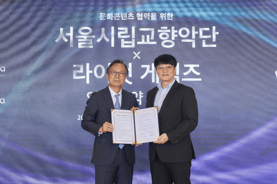 Seoul Philharmonic Orchestra CEO Jung Jae-wal (left) and Riot Games Korea CEO Jo Hyuk-jin pose for a photo after signing a memorandum of understanding on July 29 in Seoul. (Riot Games)