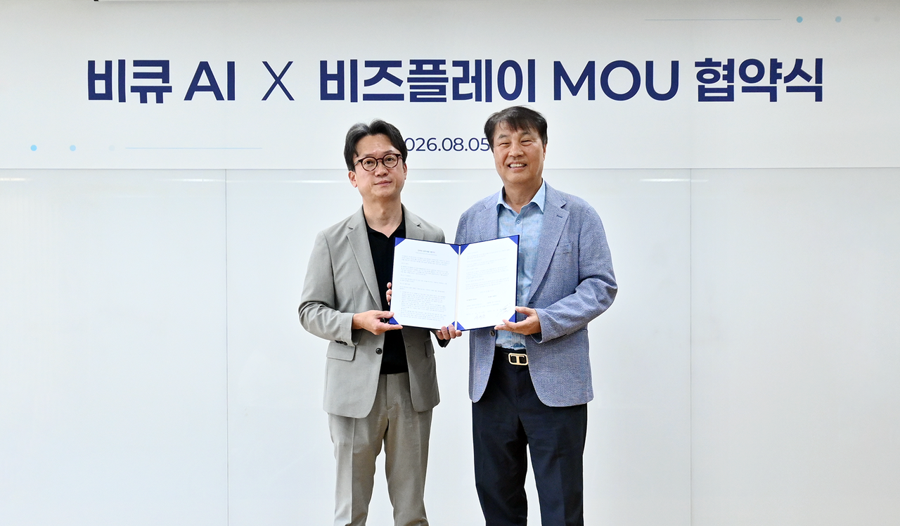 석창규(오른쪽) 비즈플레이 대표와 임경환 비큐AI 대표가 업무협약 체결 후 기념 촬영을 하고 있다. [비즈플레이 제공]