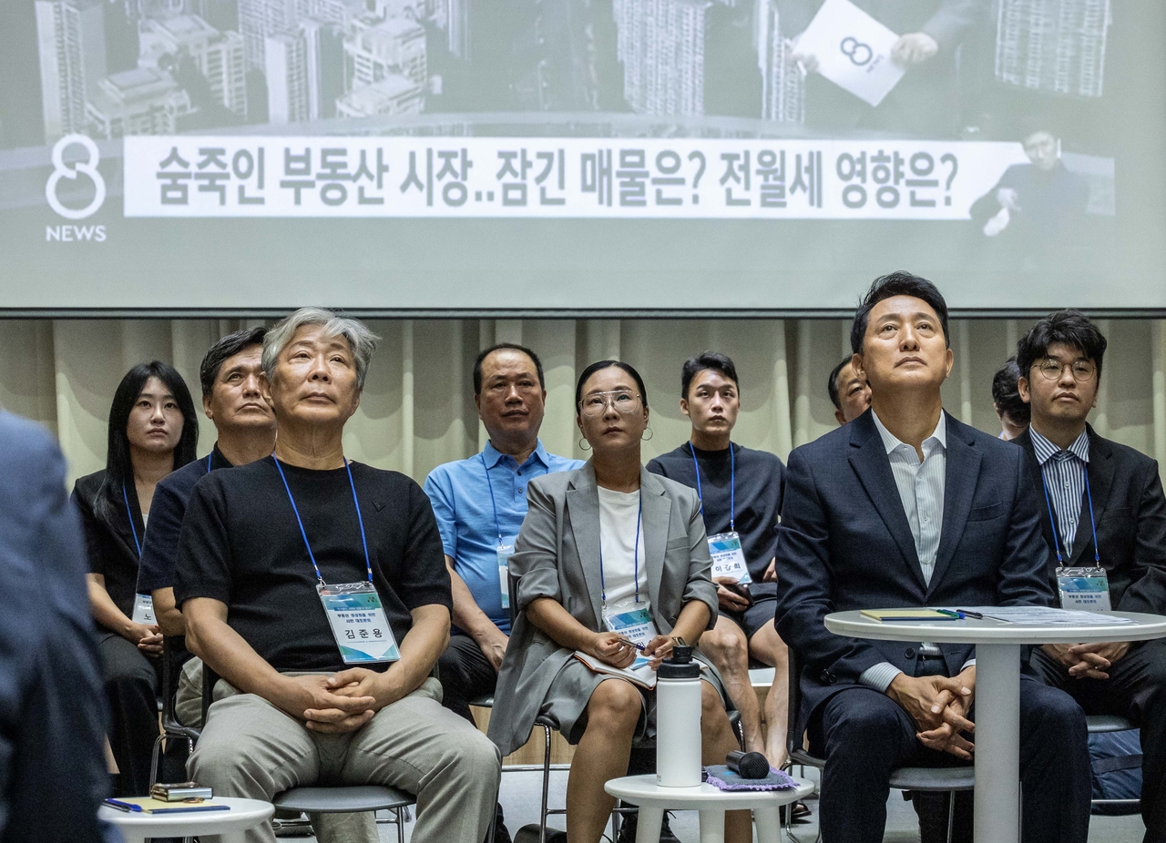 자세훈 서울시장이 6일 오전 서울 중구 서울시청에서 열린 부동산 정상화를 위한 시민 대토론회에서 부동산 세제 개편 관련 영상을 시청하고 있다.
