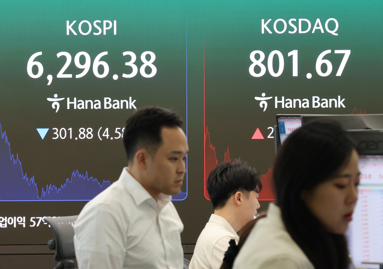 An electronic board showing the Korea Composite Stock Price Index at a dealing room of the Hana Bank headquarters in Seoul on Thursday. (Yonhap)