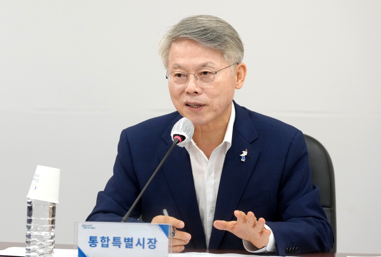 민형배 전남광주통합특별시장이 29일 오전 전남광주시 무안청사에서 열린 첫 확대간부회의에서 모두발언 하고 있다. 2026.7.29 [전남광주통합특별시 제공. 재판매 및 DB 금지] <연합뉴스>