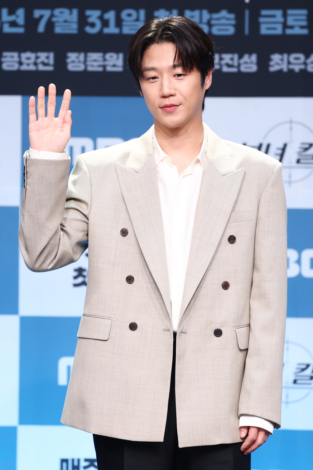 배우 정준원이 지난달 30일 오후 서울 마포구 MBC 골든마우스홀에서 열린 새 금토드라마 ‘유부녀 킬러’ 제작발표회에서 포즈를 취하고 있다. [연합]