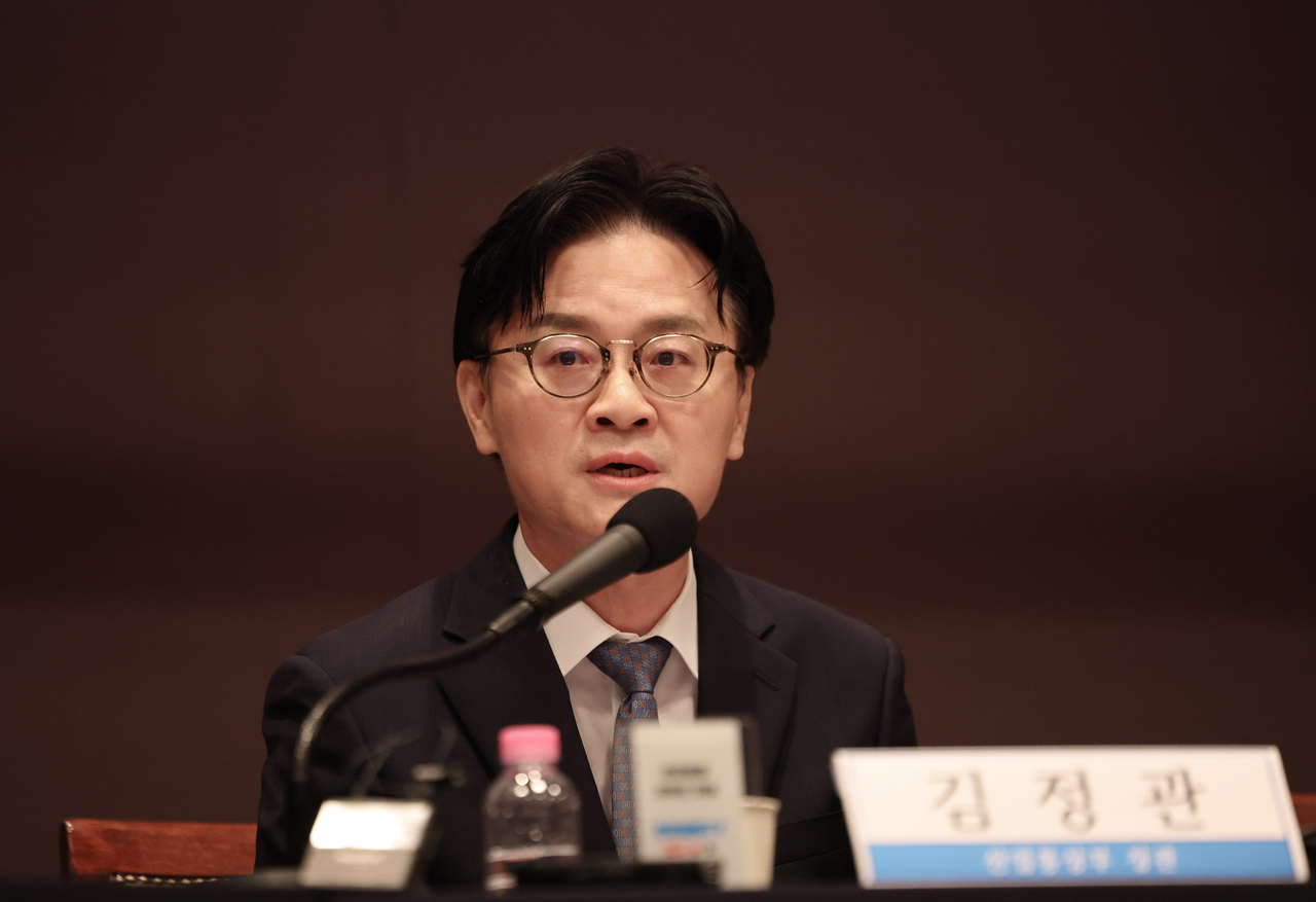 Industry Minister Kim Jung-kwan delivers a keynote speech at a Kwanhun Club debate at the Korea Press Center in central Seoul on Thursday. (Yonhap)