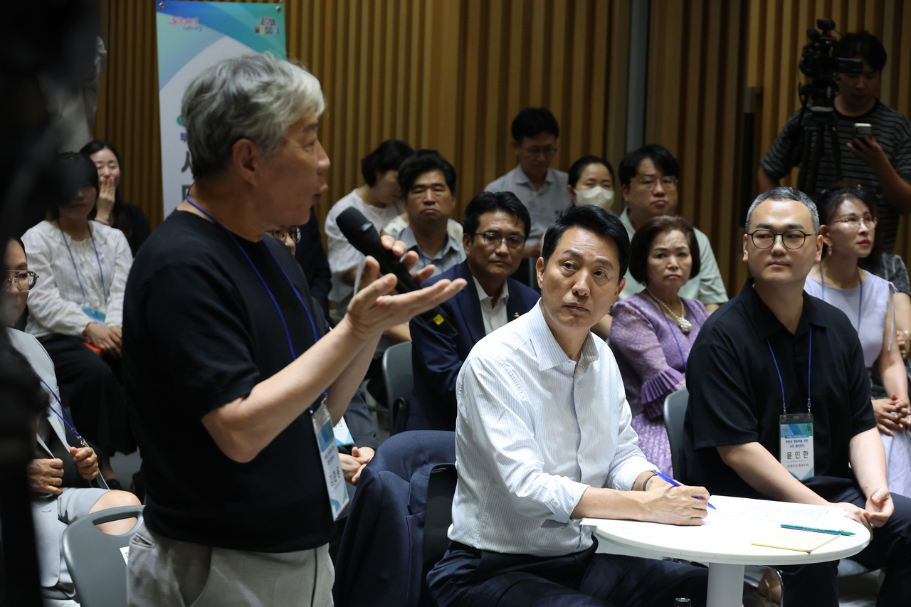 오세훈 서울시장이 6일 서울시청에서 열린 ‘부동산 정상화를 위한 시민 대토론회’에서 참석자의 발언을 경청하고 있다. [연합]