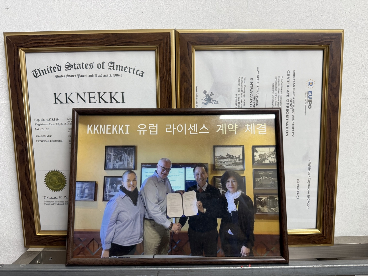 Gronseth (second from left) and Cho (second from right) commemorate the signing of Kknekki's European licensing agreement. (Bon Dep/Dooji)