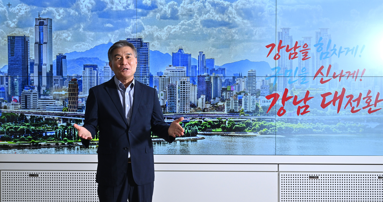 김현기 서울 강남구청장이 지난달 31일 오후 서울 강남구청 내 집무실에서 헤럴드경제와 인터뷰를 하고 있다.  그는 인터뷰에서 “재건축 활성화를 통한 강남 대전환”을 강조했다. 임세준 기자