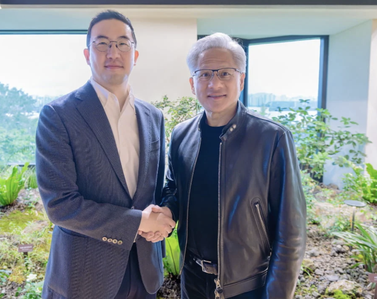 This undated file photo provided by LG Group shows Chairman Koo Kwang-mo (left) of LG Group shaking hands with Nvidia Corp. Chief Executive Jensen Huang at LG Group's headquarters in Yeouido, Seoul. (Yonhap)