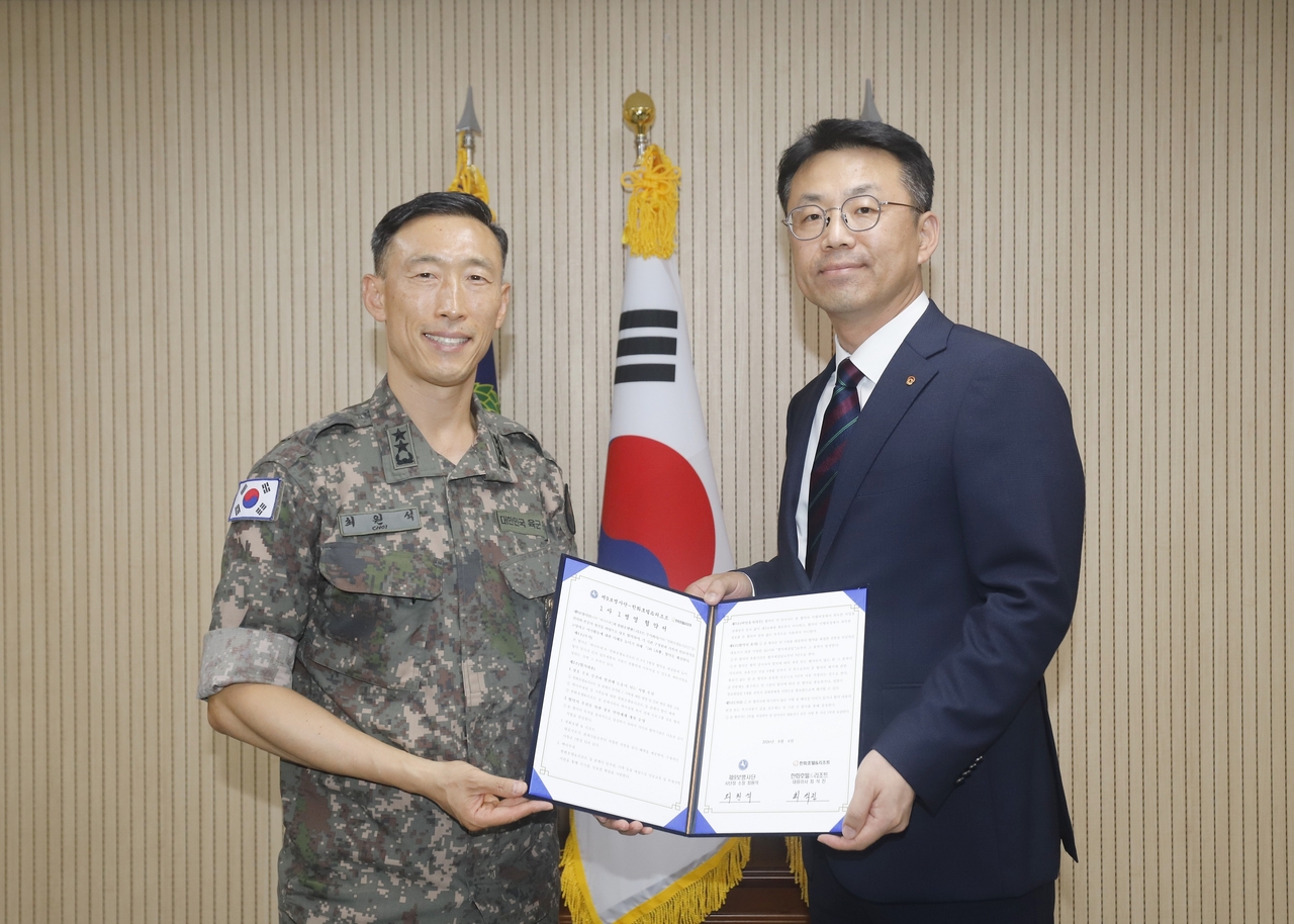 지난 6일 육군 제9보병사단(백마부대) 사령부에서 열린 1사1병영 협약 체결식에서 (왼쪽부터) 최원석 제9보병사단장과 최석진 한화호텔앤드리조트 대표이사가 기념사진을 촬영하고 있다. [한화호텔앤드리조트 제공]