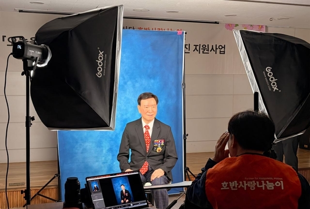 서울 서초구와 호반그룹이 마련한 ‘오늘을 만든 당신께’ 행사를 통해 한 국가유공자가 ‘장수사진’을 촬영하고 있다. [서초구 제공]