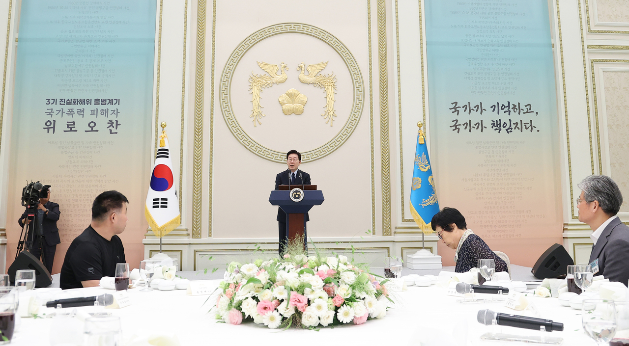 President Lee Jae Myung delivers opening remarks during a luncheon for victims of state violence at Cheong Wa Dae in Seoul on Friday, held to mark the launch of the third iteration of the Truth and Reconciliation Commission. (Yonhap)