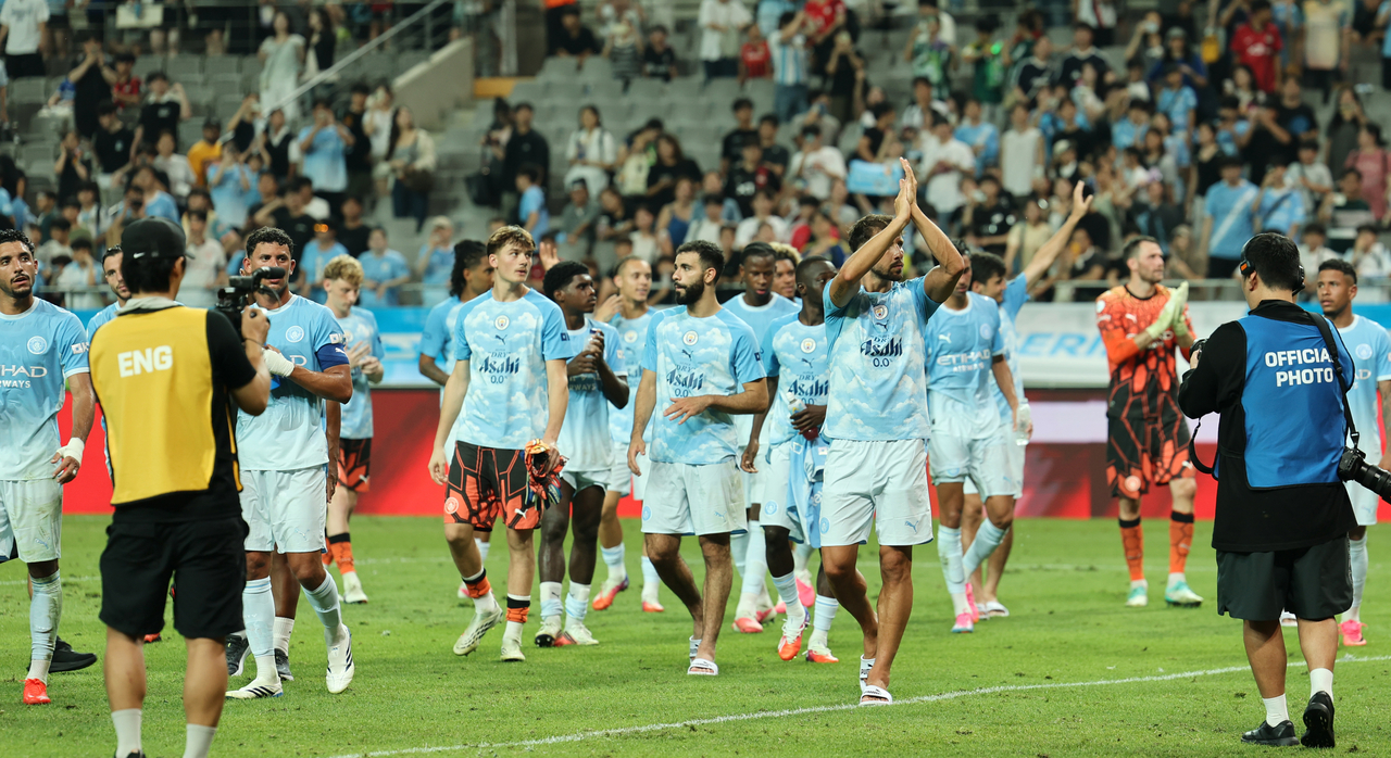 Manchester City players salute the crowd after beating Team K League 3-1 in their friendly match at Seoul World Cup Stadium in Seoul on Wednesday. (Yonhap)