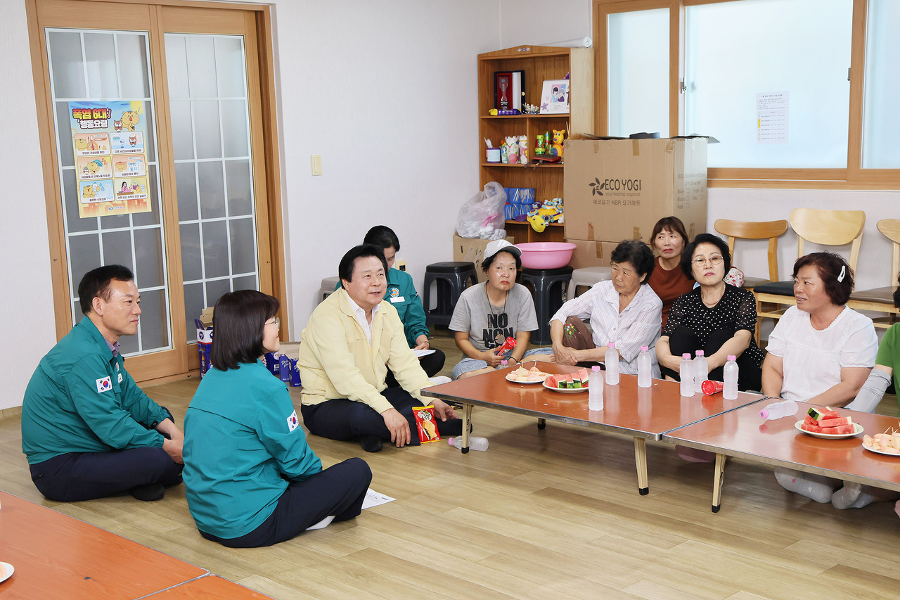 강기윤 시장이 연일 이어지는 폭염에 민생현장을 방문해 시민들의 안전을 살피고 있다. [창원시 제공]