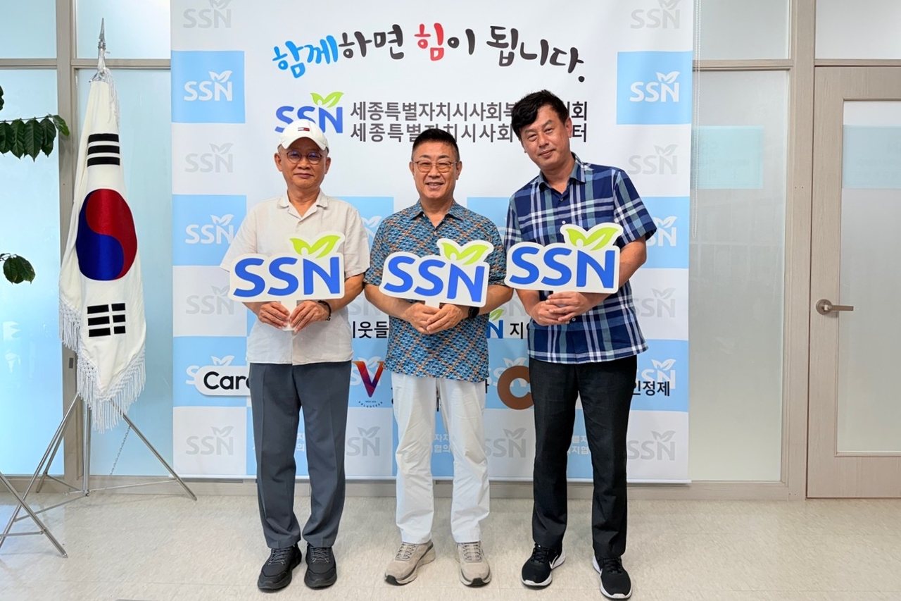 지난 6일 세종시 사회복지협의회에서 열린 기부 물품 전달식에서 (왼쪽부터) 문홍길 축산환경관리원장, 김부유 세종시사회복지협의회장, 이태성 대상 계란BO장이 기념사진을 촬영하고 있다. [대상 제공]