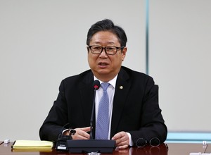 與 황희 ‘폐버스 청년주택’ 제안에 역풍…국힘 “청년을 도로 위 난민으로” [이런정치]