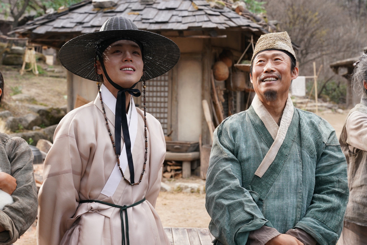 "The King's Warden," starring Park Ji-hoon (left) and Yoo Hae-jin (Showbox)
