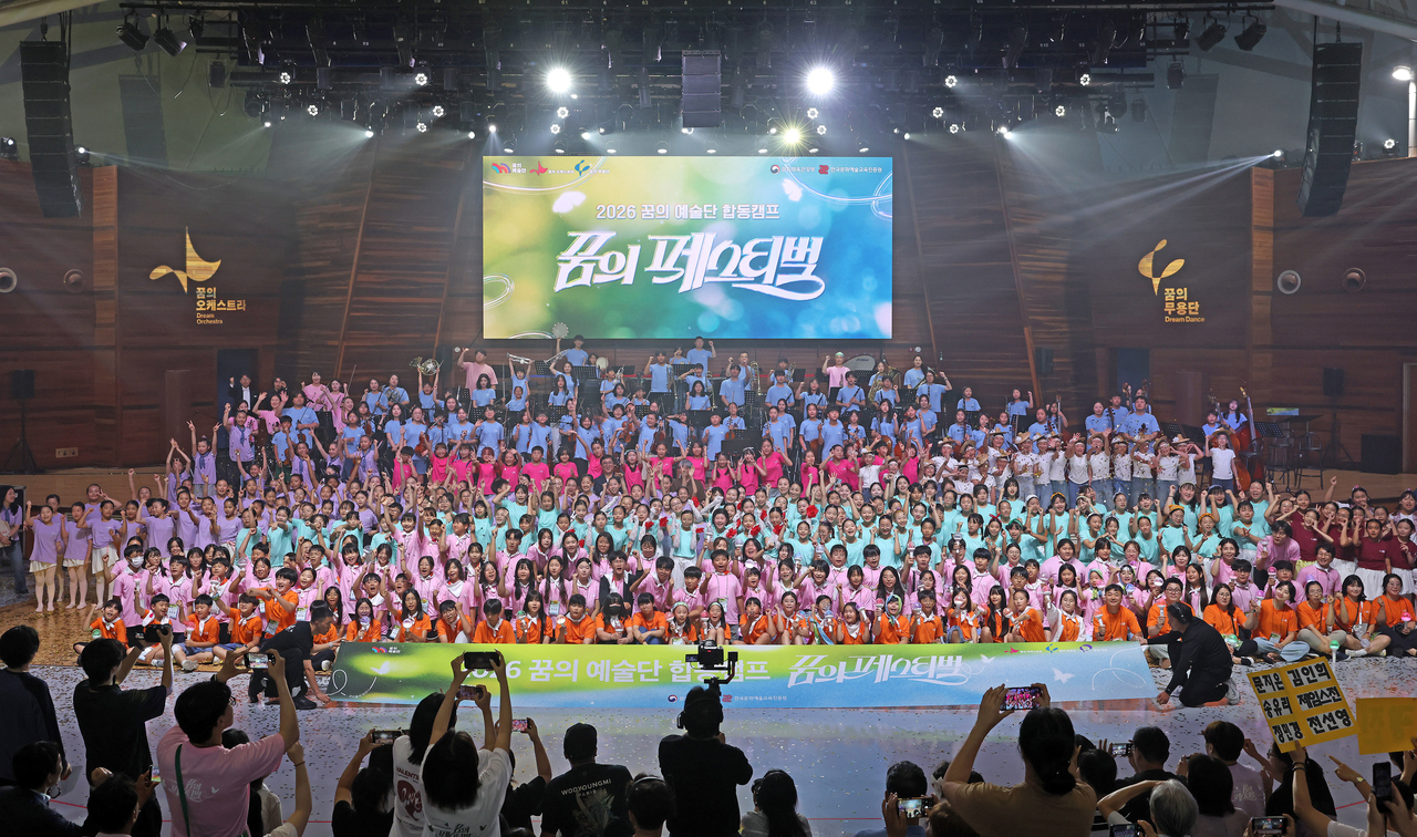 Members of the Dream Arts Troupe perform pose with Culture Minister Chae Hwi-young after the "Dream Festival" at Alpensia Resort in Pyeongchang, Gangwon Province, Thursday. (MCST)