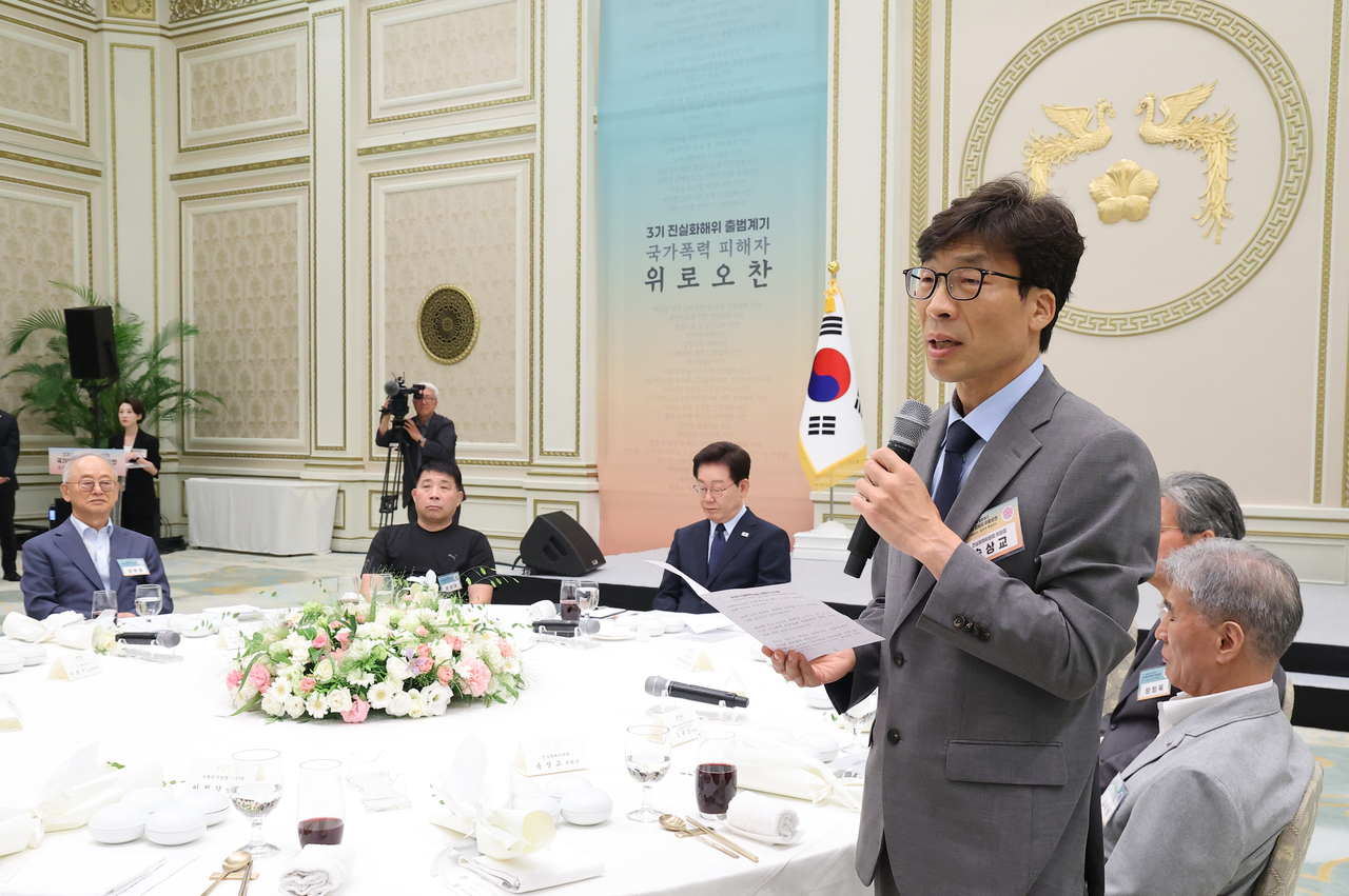 Song Sang-kyo, chair of the Truth and Reconciliation Commission, delivers remarks at a luncheon hosted by President Lee Jae Myung for victims of state violence at Cheong Wa Dae in Seoul on Friday. The event marked the launch of the commission’s third iteration. (Yonhap)