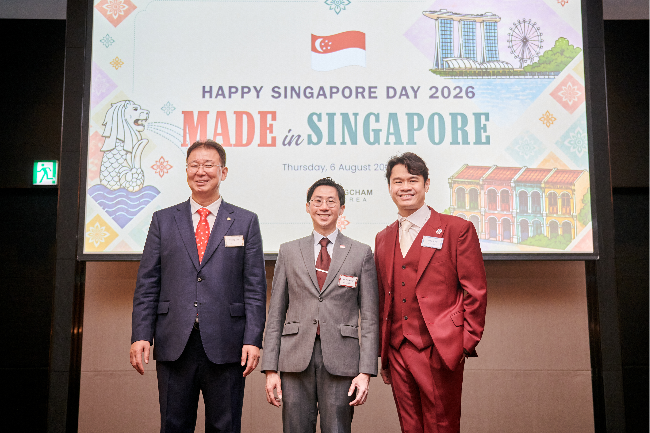 SingCham Korea Chairman Justin Yong (right), Singaporean Ambassador to Korea Wong Kai Jiun (center), and Seo Il-young, Executive Director of Youngjin Tax Corporation, pose for a photo during the 61st National Day celebrations at Conrad Seoul in Yeouido, Seoul, Thursday. (SingCham Korea)