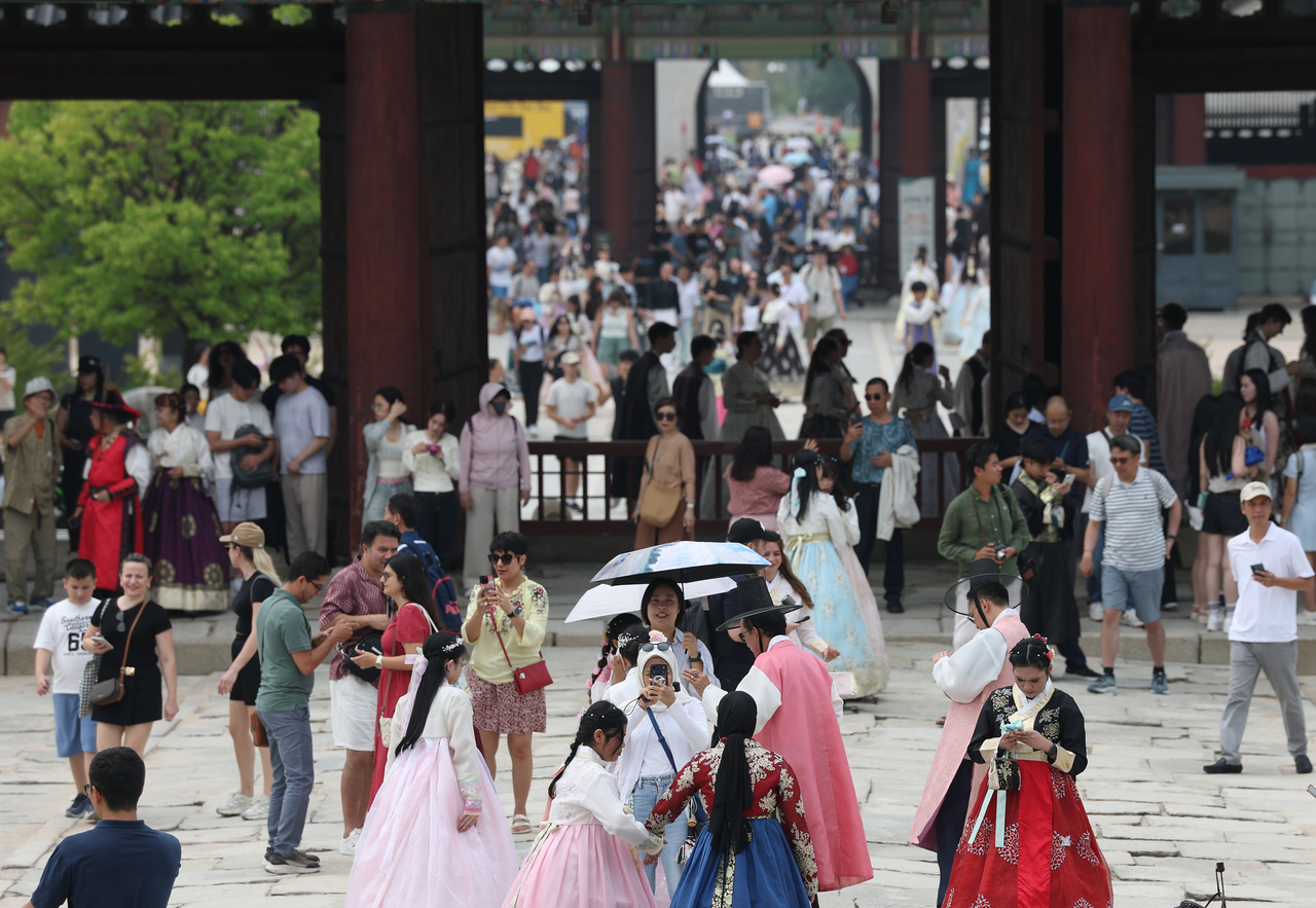 Visitors tour Gyeongbokgung in Seoul on July 16. (Yonhap)
