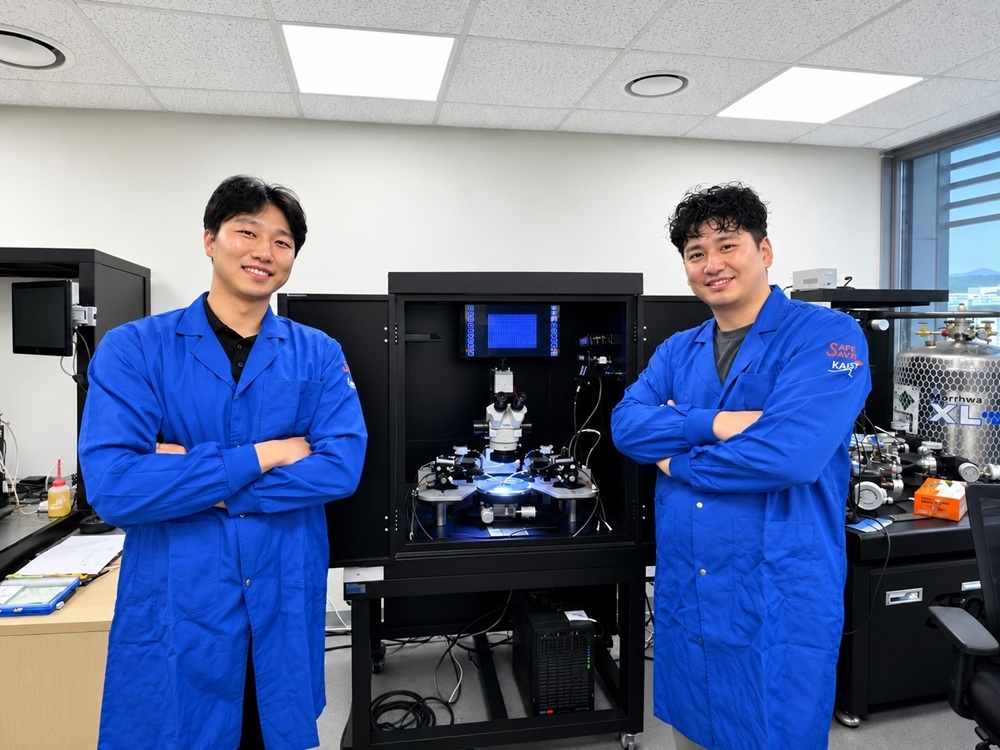 KAIST 반도체공학대학원 김대원(왼쪽부터) 박사과정, 최신현 석좌교수.[KAIST 제공]