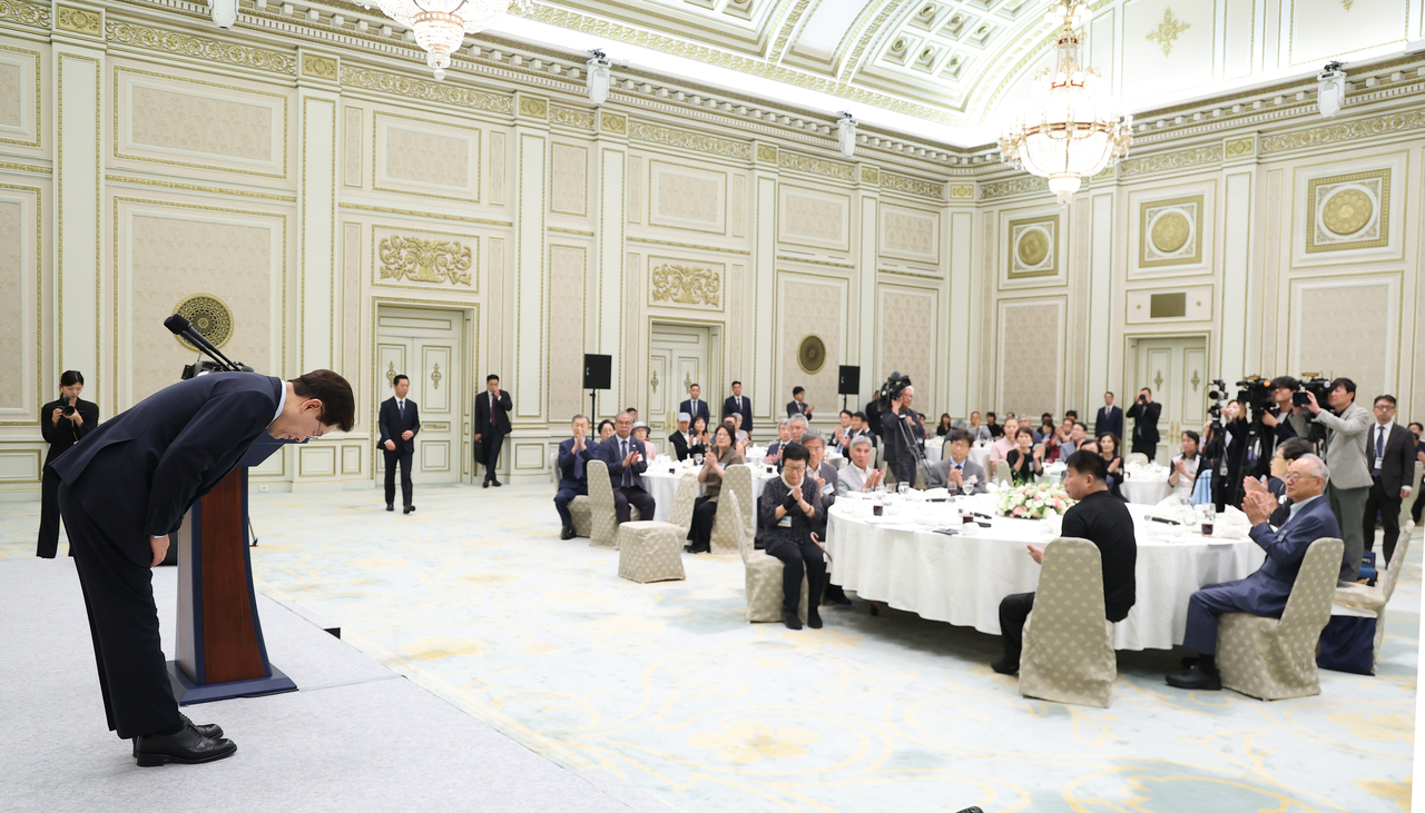 President Lee Jae Myung bows to attendees after delivering opening remarks at a luncheon for victims of state violence at Cheong Wa Dae in Seoul on Friday, held to mark the launch of the third iteration of the Truth and Reconciliation Commission. (Yonhap)