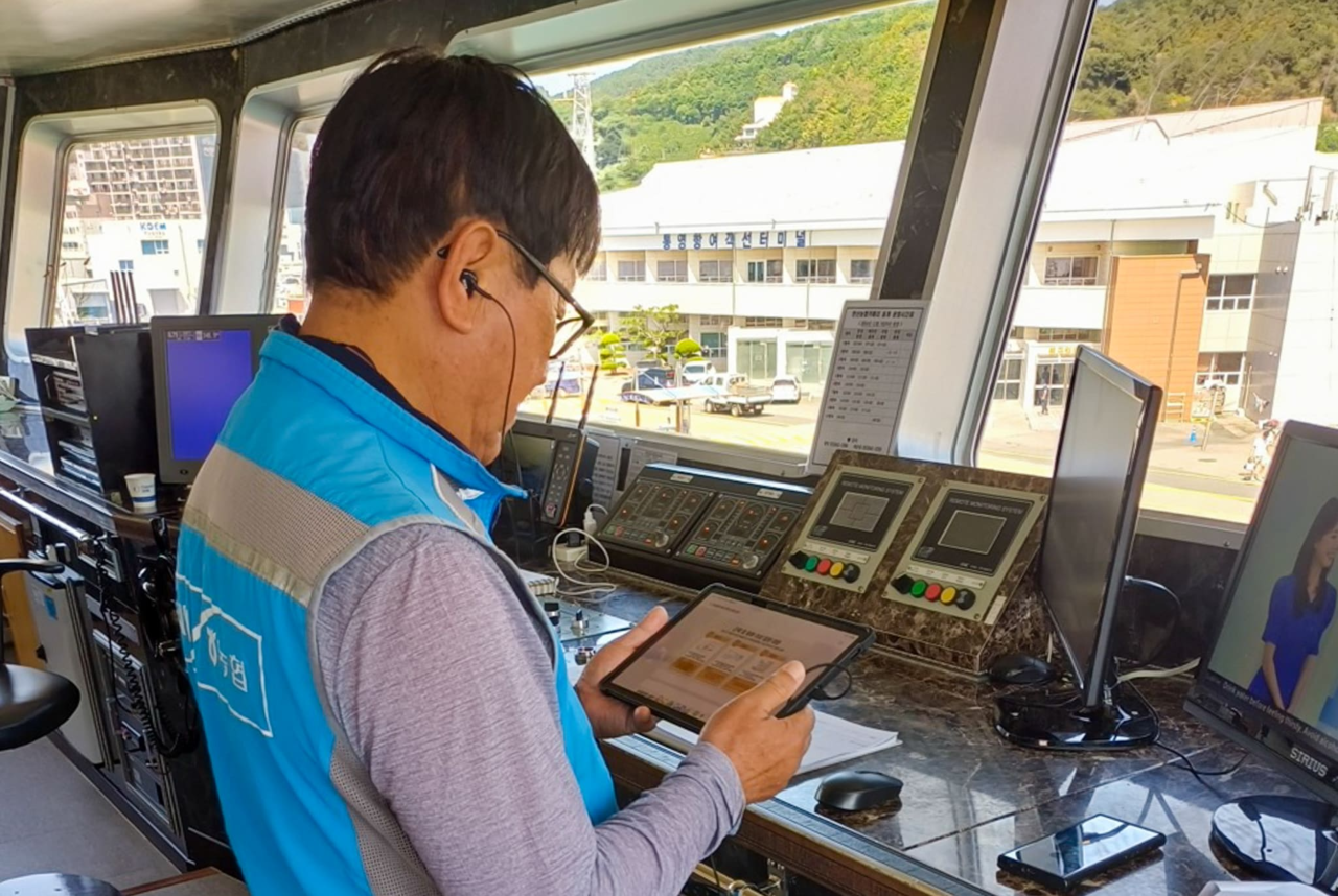 경남 통영 연안여객선 한산농협카페리호 선장이 한국해양교통안전공단 인공지능(AI) 기반 안전교육 팟캐스트를 청취하고 있다.[한국해양교통안전공단 제공]