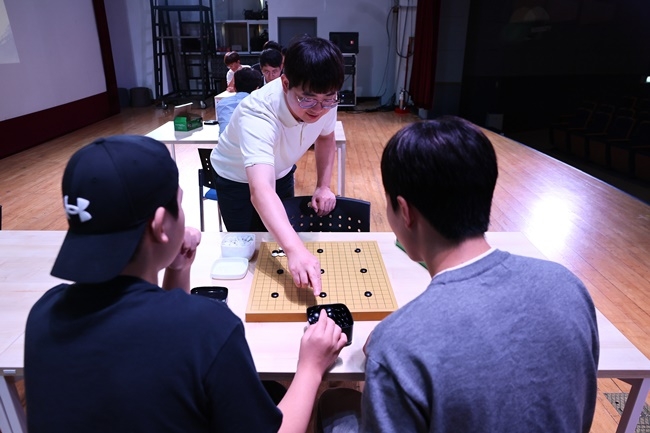 지난 6일 ‘2026년 위기청소년 마음 톡톡 프로그램 상반기 과정 수료식’에서 GS칼텍스 바둑단 류민형 선수(9단)가 프로그램에 참여한 청소년들과 지도 대국을 진행하며 바둑을 통한 소통과 치유의 시간을 갖고 있다.