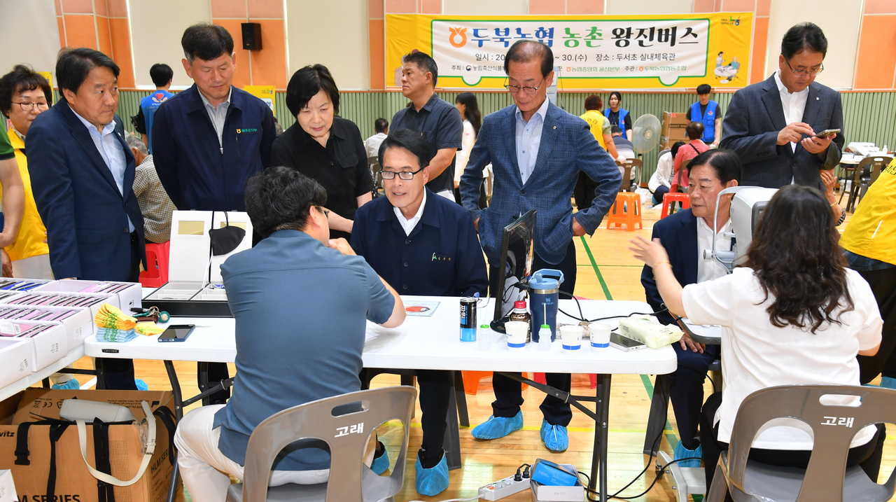 울산시가 농촌지역 의료 사각지대 해소를 위해 ‘찾아가는 농촌 왕진버스’ 사업을 대폭 확대해 시행한다. 사진은 지난해 울주군 두북농협에서 진행된 농촌 왕진버스 의료 서비스 모습. [울주군 제공]
