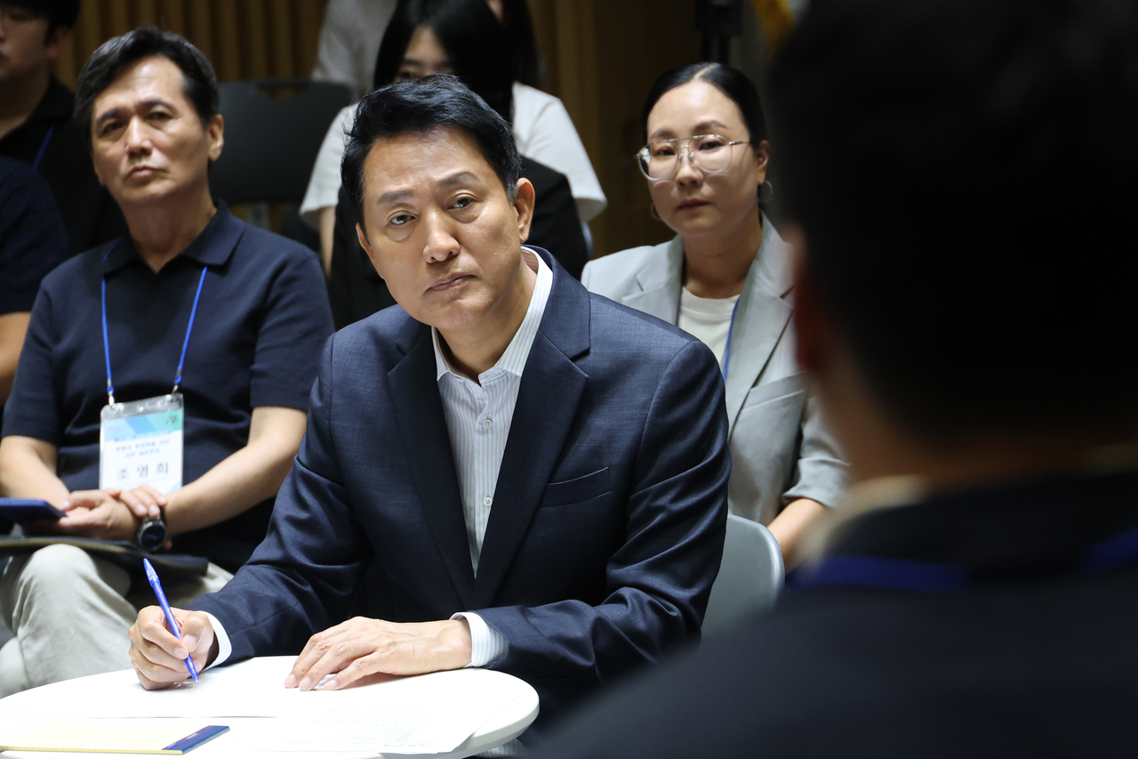 오세훈 서울시장이 6일 서울시청에서 열린 ‘부동산 정상화를 위한 시민 대토론회’에서 참석자의 발언을 경청하고 있다. [연합]