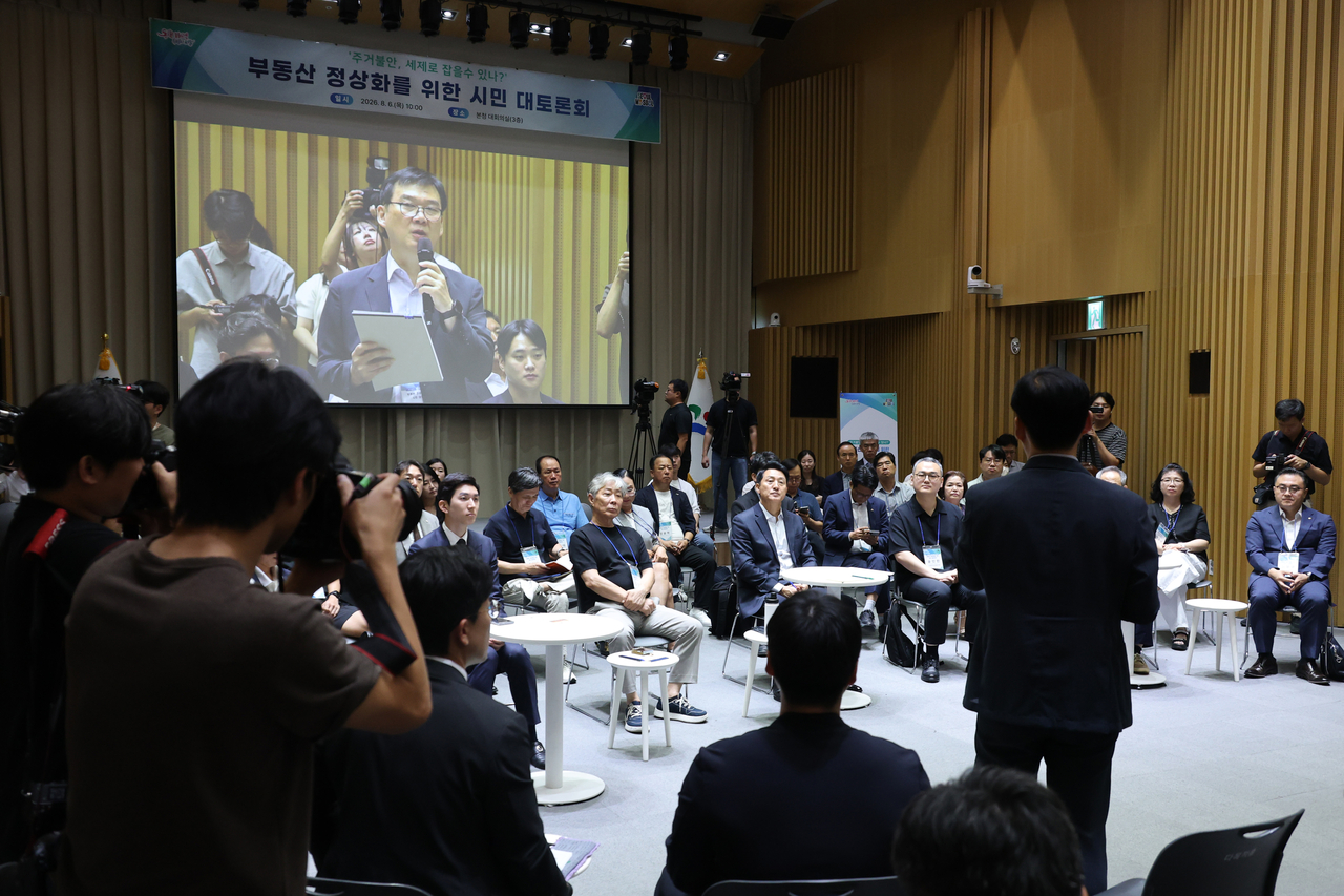 오세훈 서울시장이 6일 서울시청에서 열린 ‘부동산 정상화를 위한 시민 대토론회’에서 참석자의 발언을 경청하고 있다. [연합]