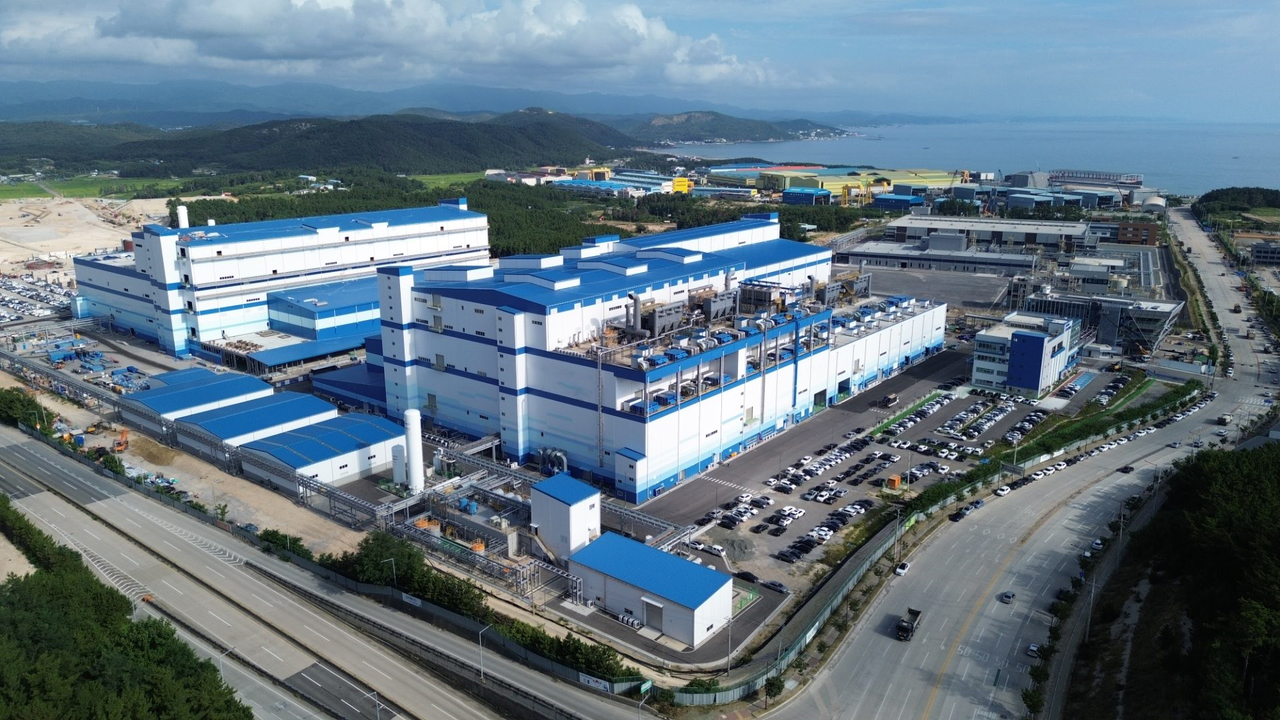 An exterior view of Posco Future M's cathode material factory in Pohang, located in the Yeongil Bay 4th Industrial Complex. [Provided by Posco Future M]