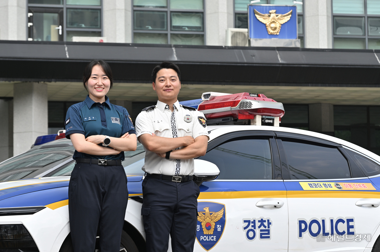 여지은(왼쪽) 마포경찰서 용강지구대 경장과 김익진 마포경찰서 교통정보센터 경장이 4일 오전 서울 마포경찰서에서 헤럴드경제와 인터뷰에 앞서 포즈를 취하고 있다. 임세준 기자