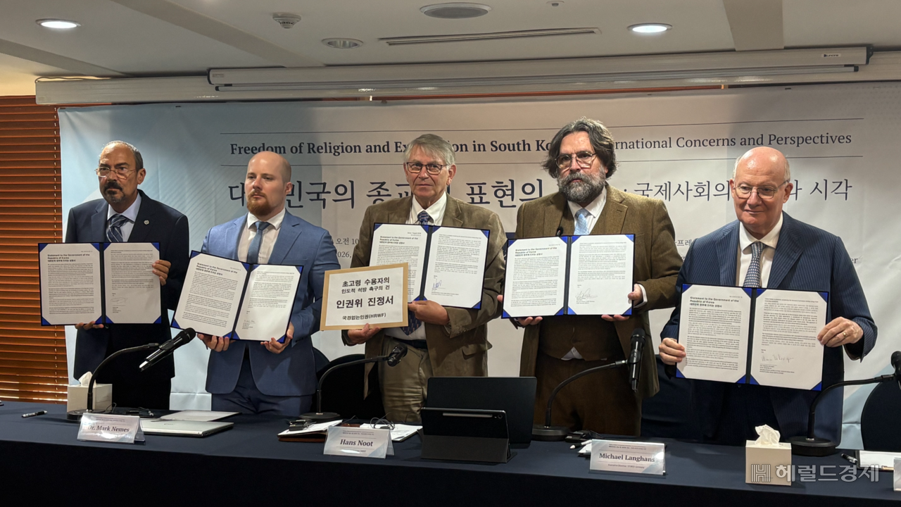 국경없는인권(HRWF)이 7일 오전 서울 중구 한국프레스센터에서 열린 ‘대한민국의 종교 및 표현의 자유, 국제사회의 우려와 시각’ 기자회견에 성명서를 보여주고 있다. 정주원 기자
