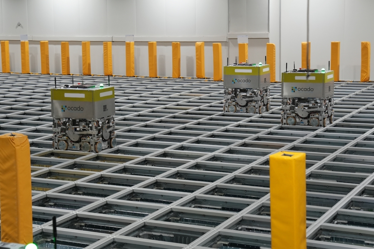 Bots move totes inside the Auto Freezer, which stores frozen products at minus 25 degrees Celsius. [Lotte Mart & Super]