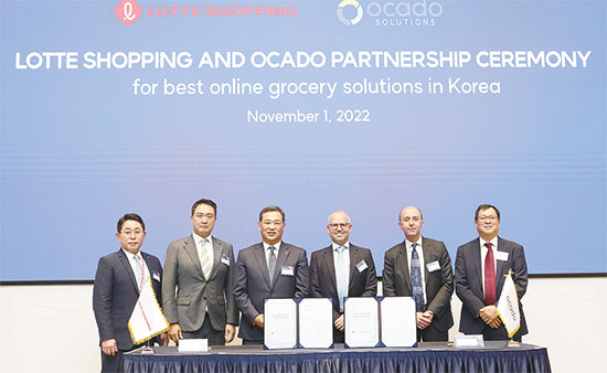 Lotte Shopping and British firm Ocado sign their partnership agreement in November 2022. [Lotte Shopping]
