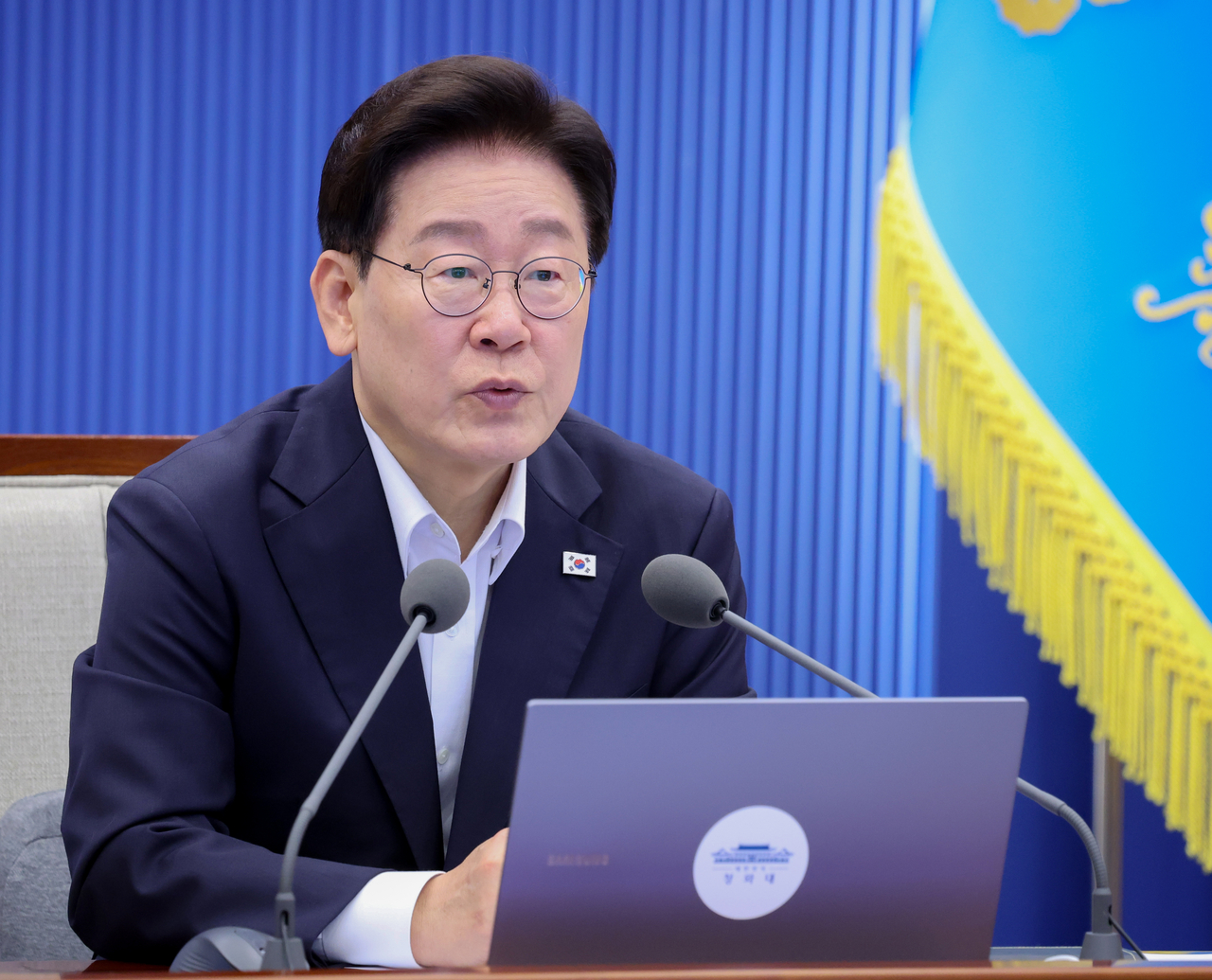 President Lee Jae Myung attends a meeting with his senior secretaries at the presidential office Cheong Wa Dae in Seoul on Thursday. (Pool photo via Yonhap)
